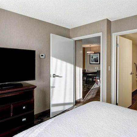 Hampton Inn & Suites By Hilton Calgary-Airport Екстериор снимка