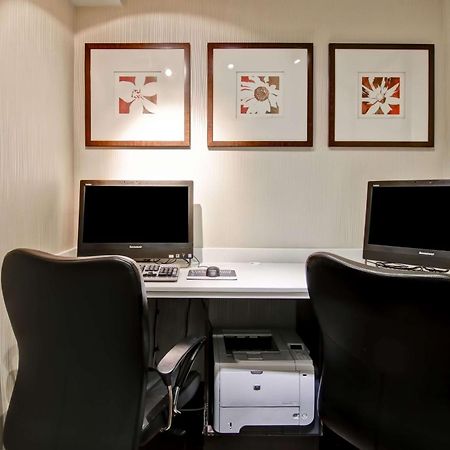 Hampton Inn & Suites By Hilton Calgary-Airport Екстериор снимка