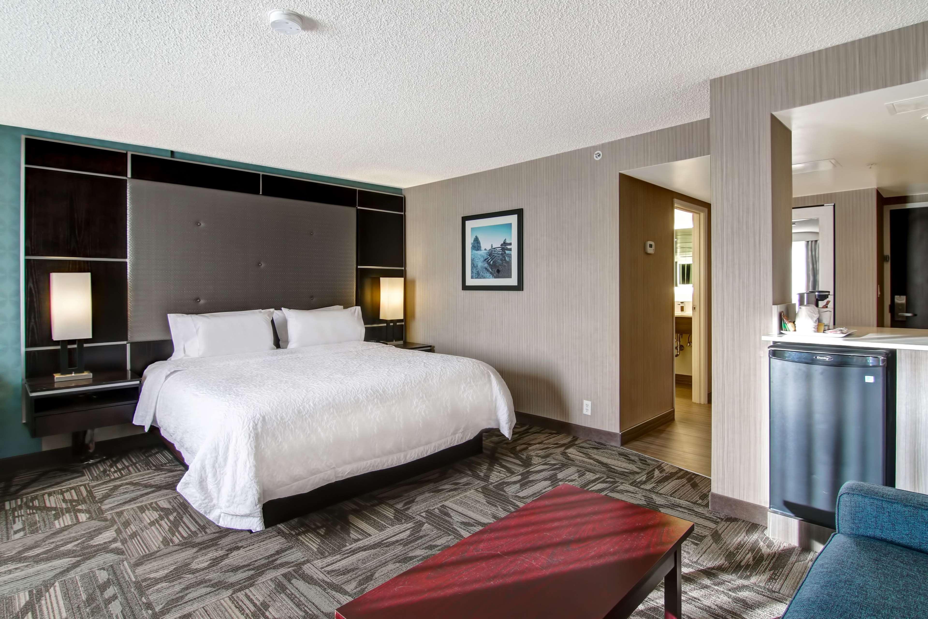 Hampton Inn & Suites By Hilton Calgary-Airport Екстериор снимка