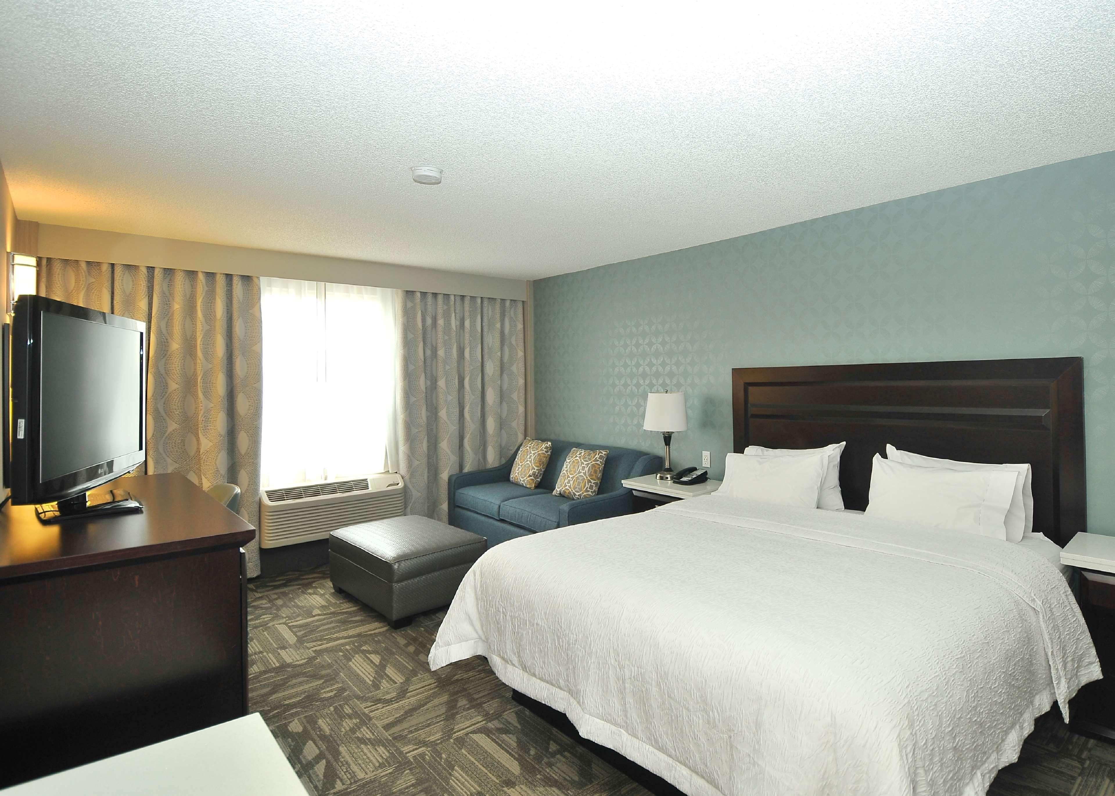Hampton Inn & Suites By Hilton Calgary-Airport Екстериор снимка