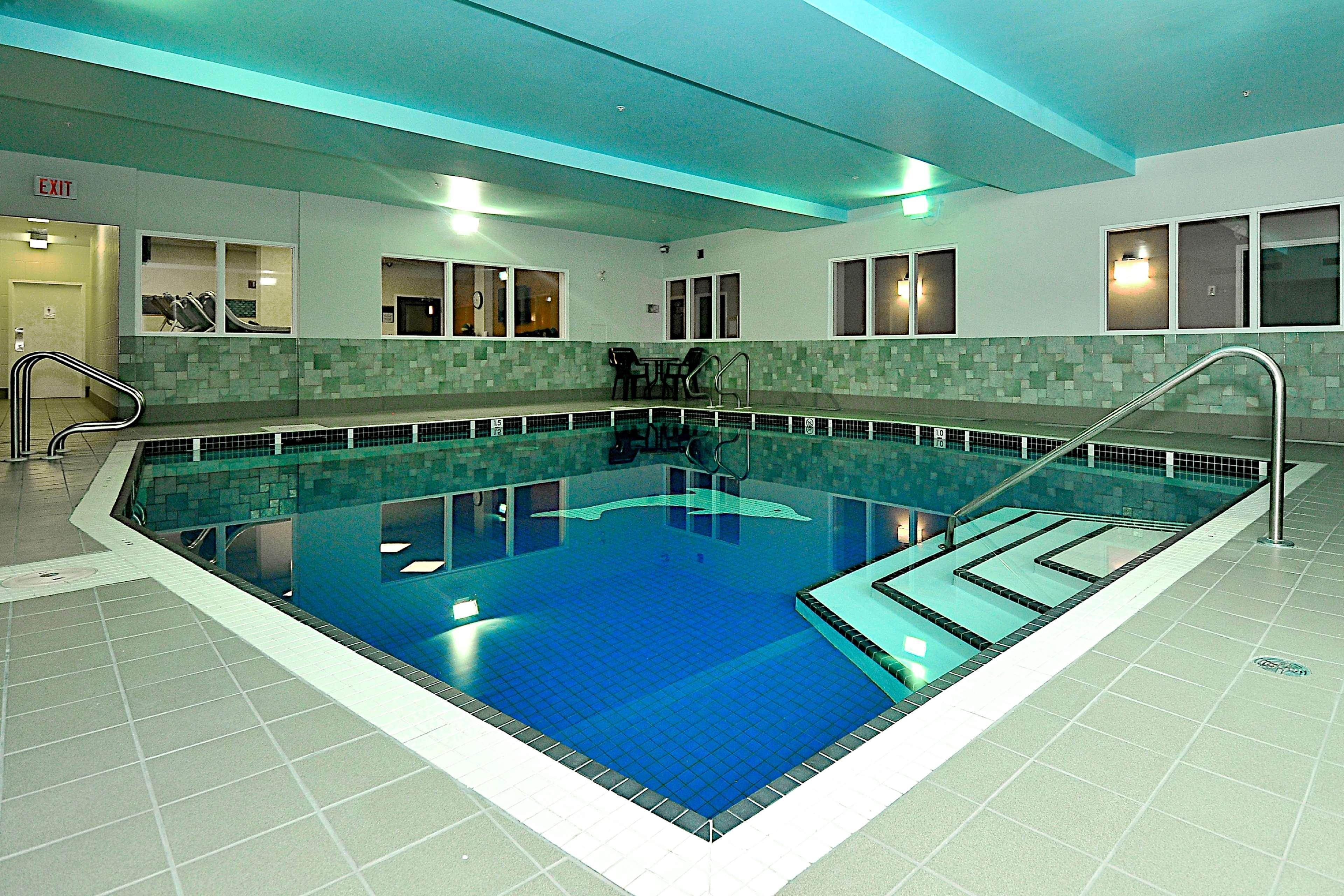 Hampton Inn & Suites By Hilton Calgary-Airport Екстериор снимка