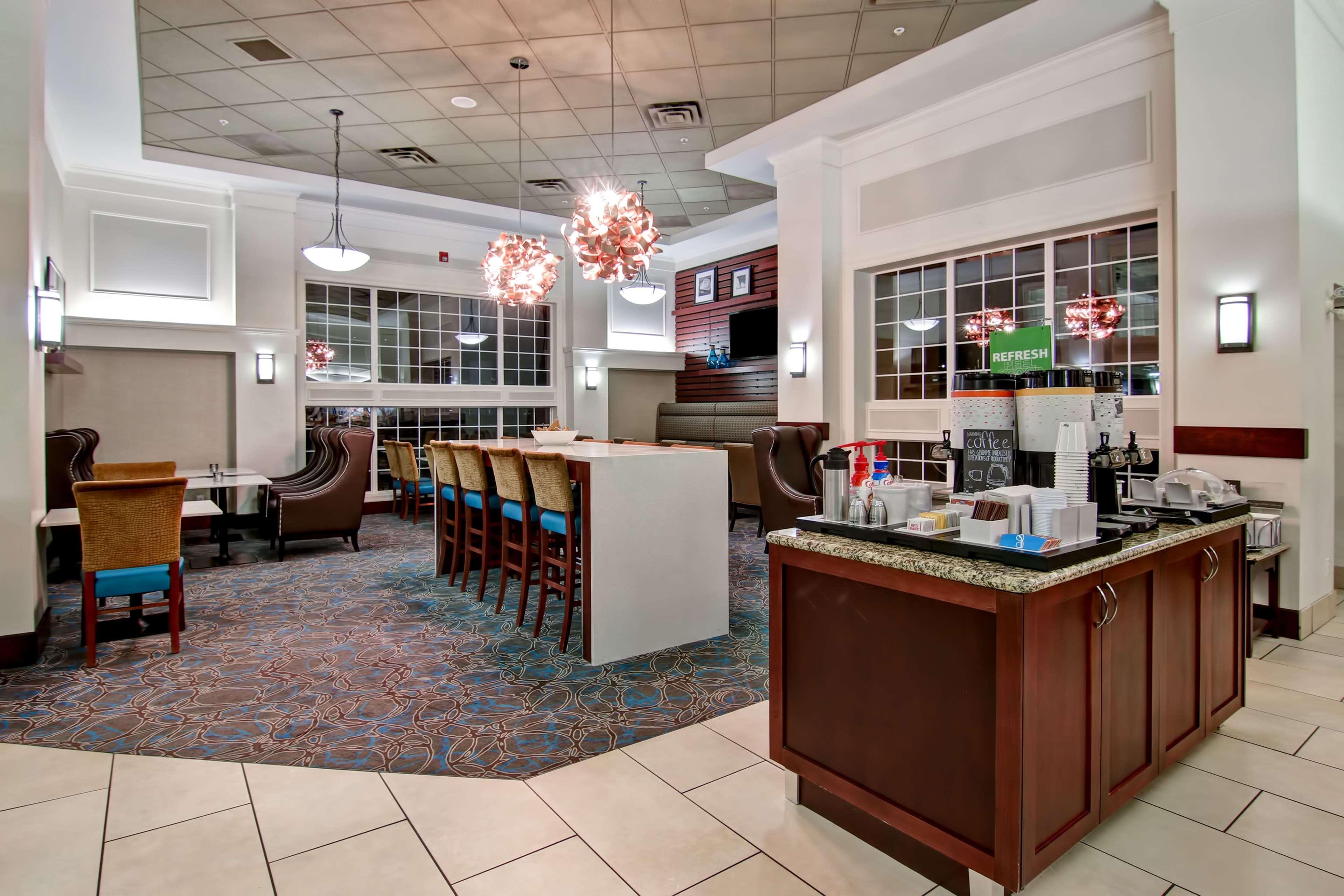 Hampton Inn & Suites By Hilton Calgary-Airport Екстериор снимка