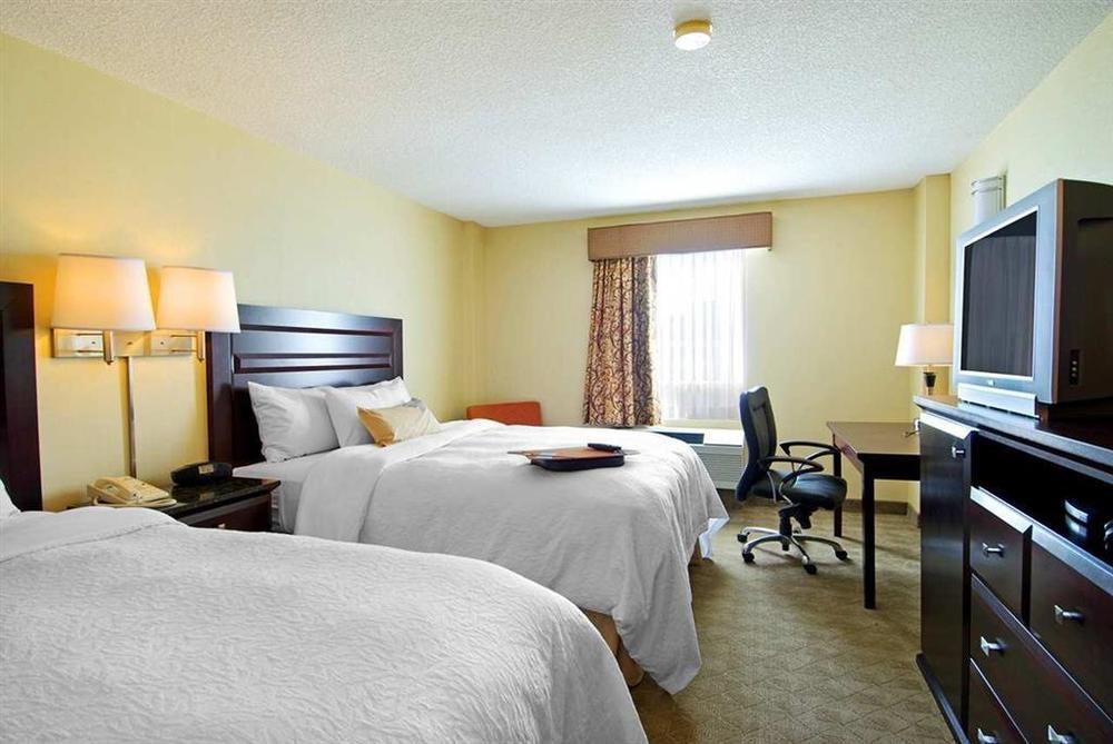 Hampton Inn & Suites By Hilton Calgary-Airport Стая снимка