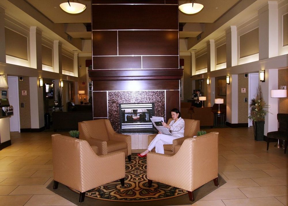 Hampton Inn & Suites By Hilton Calgary-Airport Интериор снимка