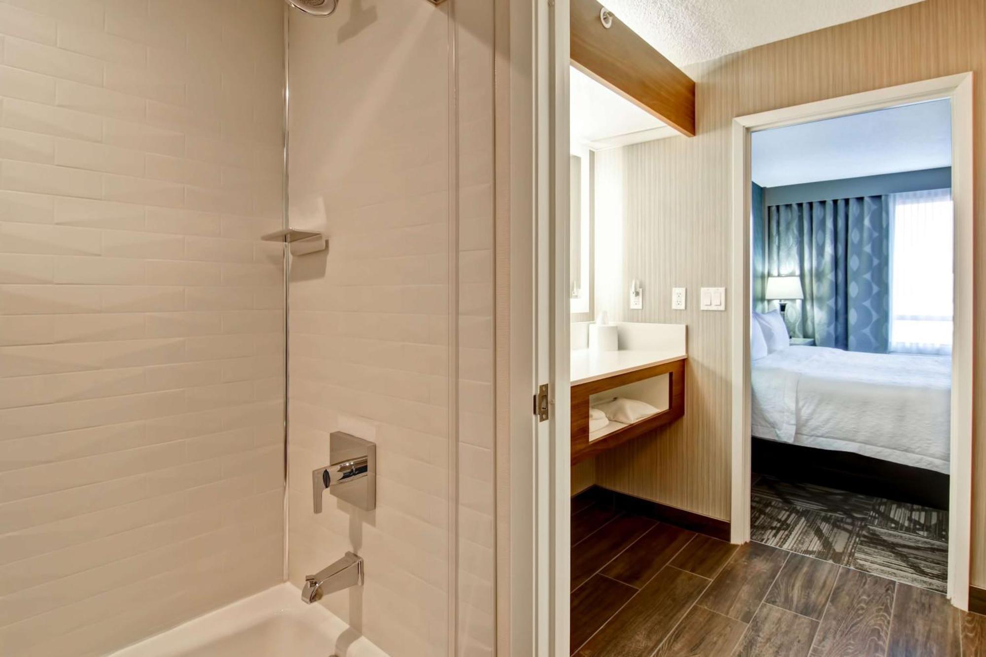 Hampton Inn & Suites By Hilton Calgary-Airport Екстериор снимка