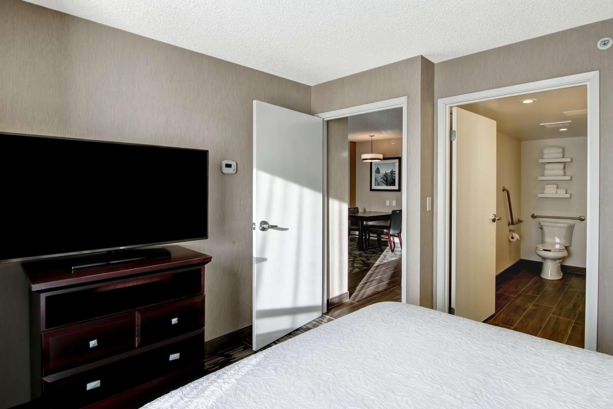 Hampton Inn & Suites By Hilton Calgary-Airport Екстериор снимка