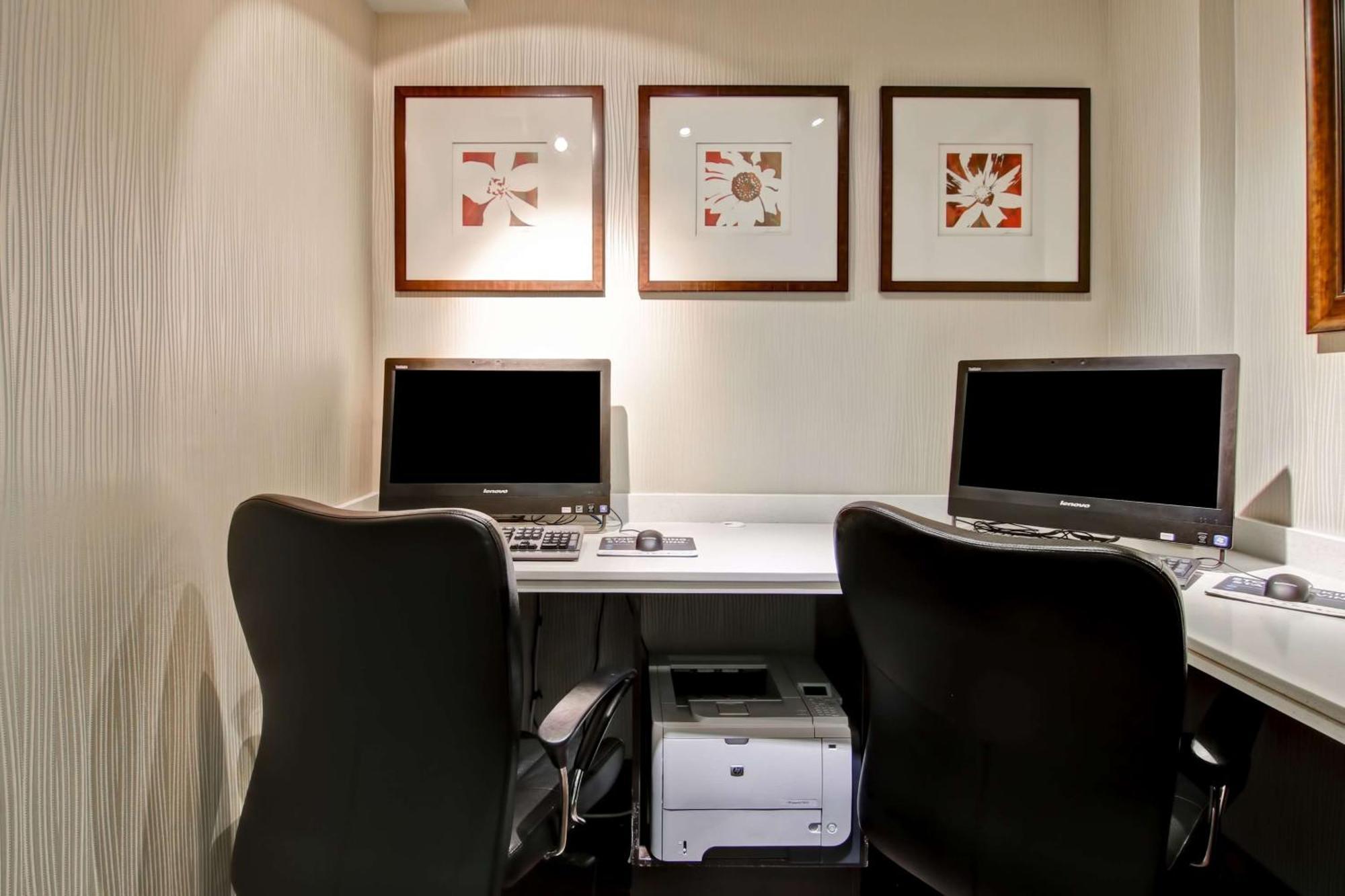 Hampton Inn & Suites By Hilton Calgary-Airport Екстериор снимка