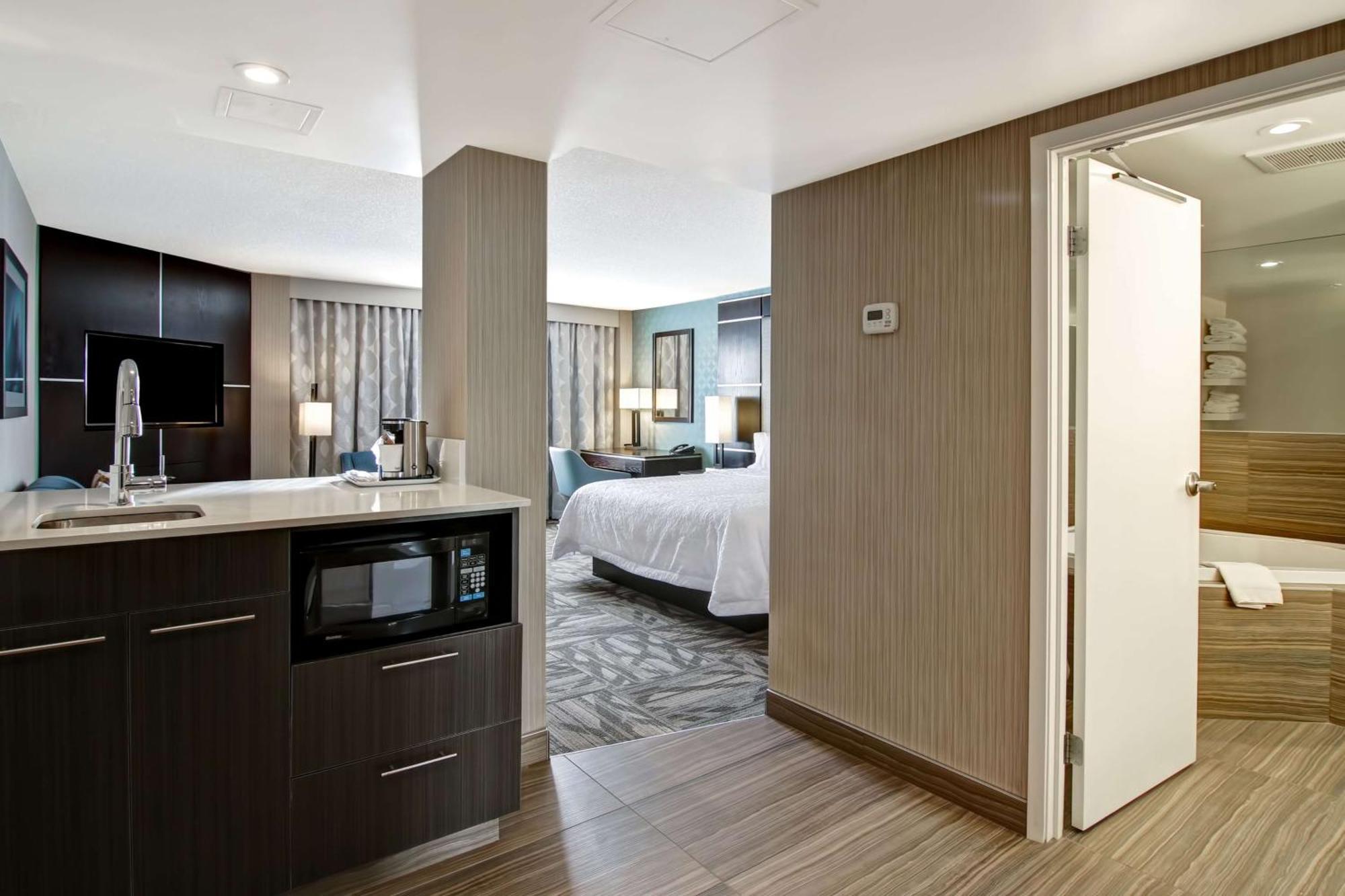 Hampton Inn & Suites By Hilton Calgary-Airport Екстериор снимка