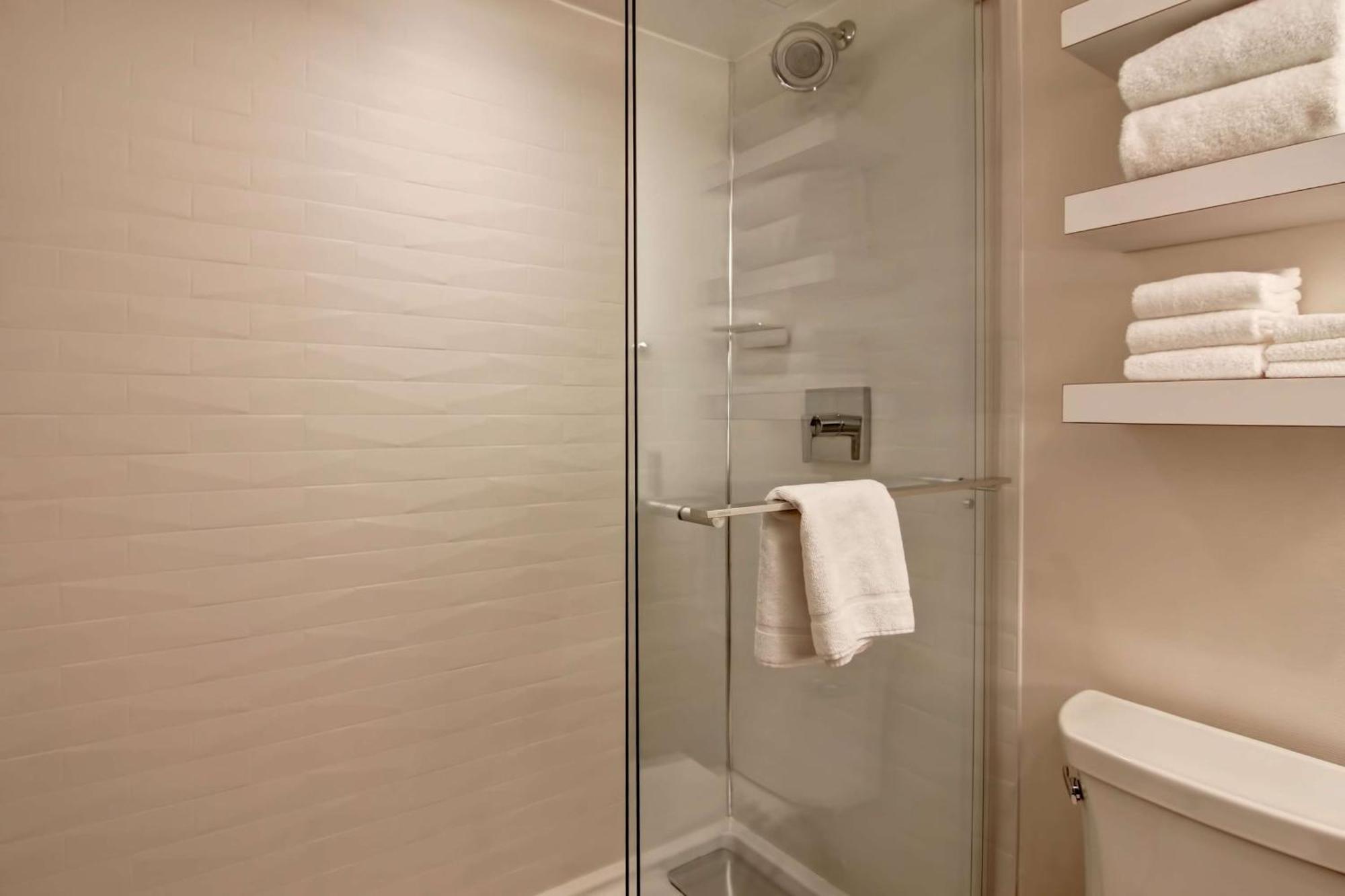 Hampton Inn & Suites By Hilton Calgary-Airport Екстериор снимка