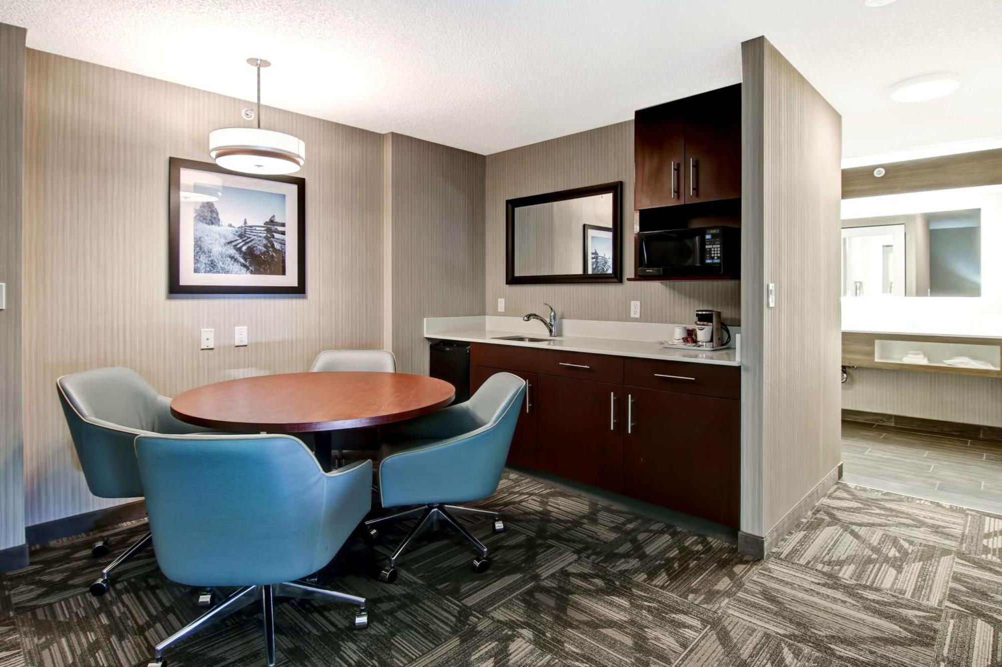 Hampton Inn & Suites By Hilton Calgary-Airport Екстериор снимка