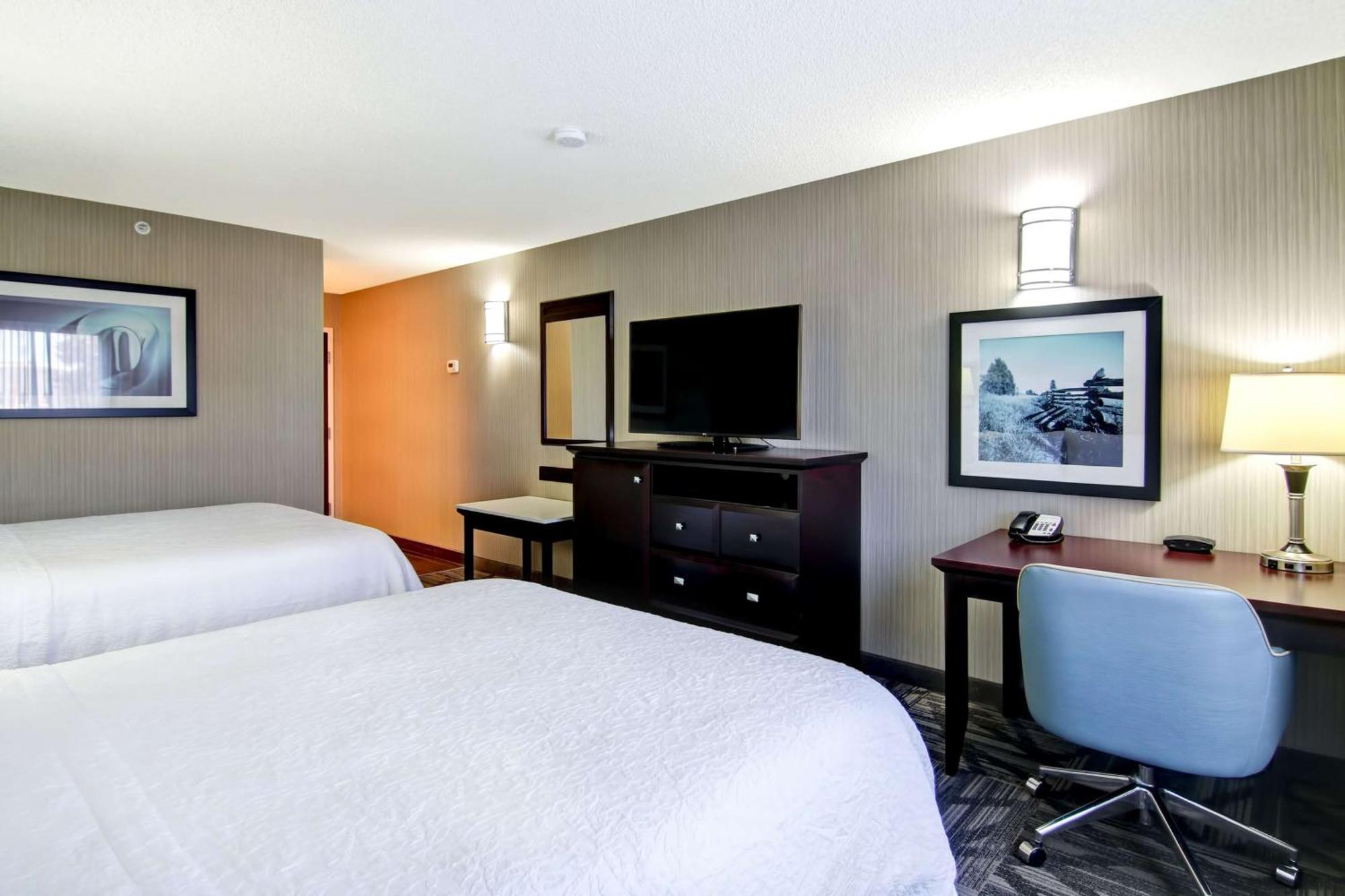 Hampton Inn & Suites By Hilton Calgary-Airport Екстериор снимка