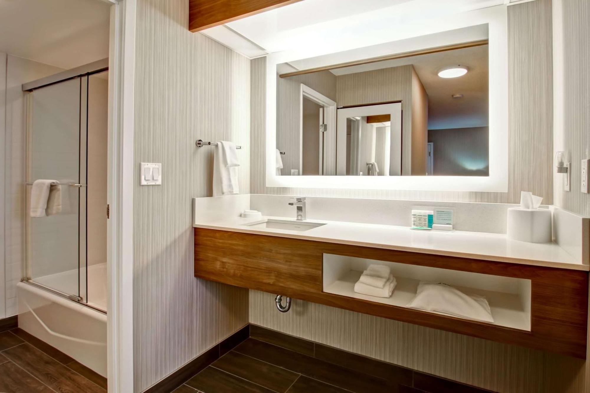Hampton Inn & Suites By Hilton Calgary-Airport Екстериор снимка