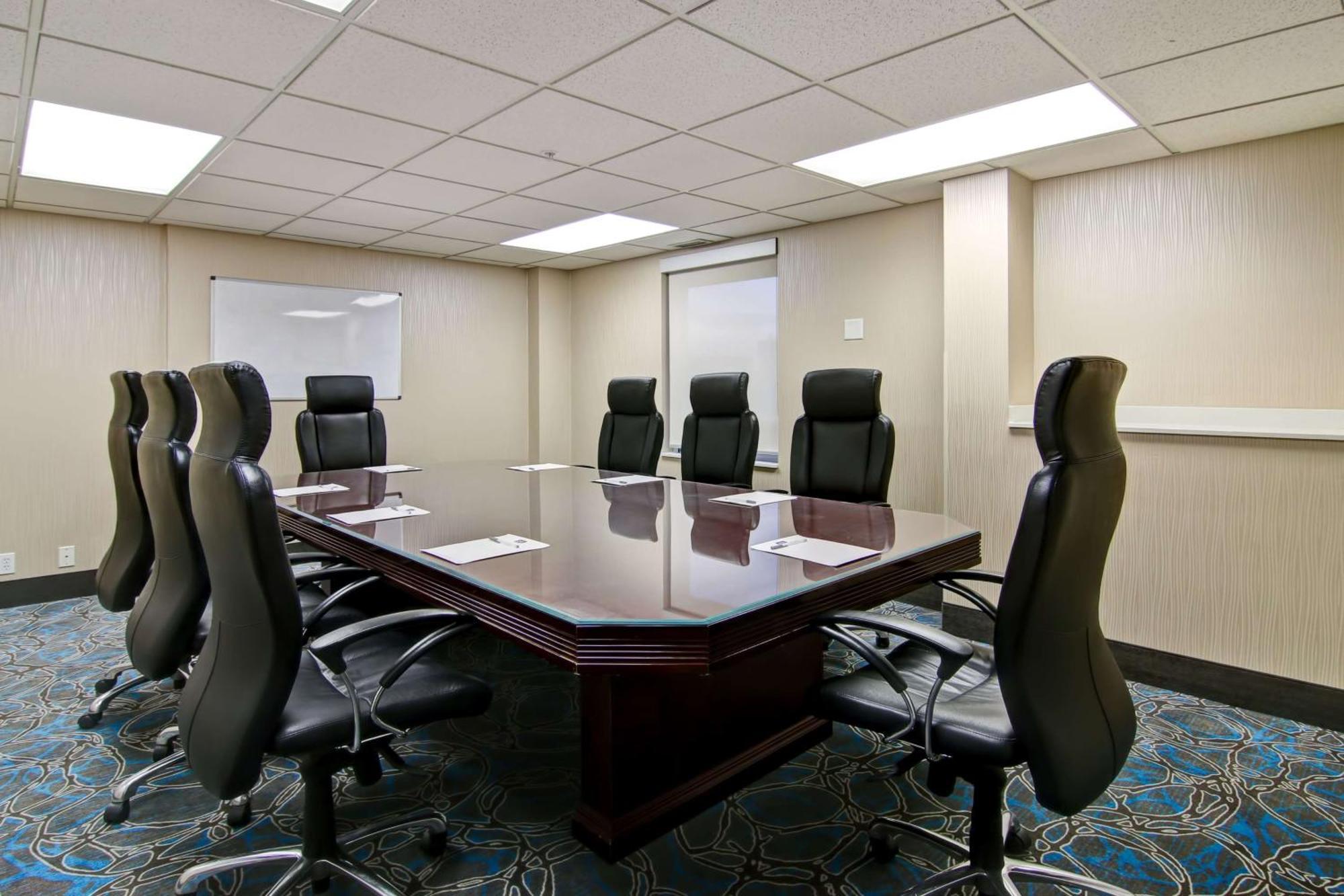 Hampton Inn & Suites By Hilton Calgary-Airport Екстериор снимка