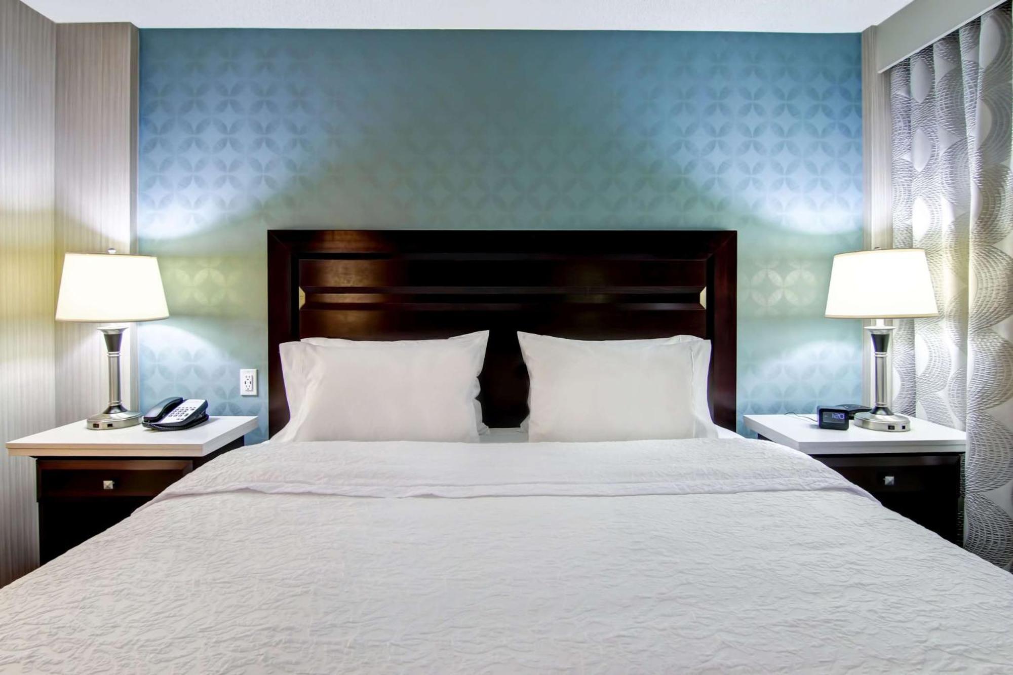 Hampton Inn & Suites By Hilton Calgary-Airport Екстериор снимка