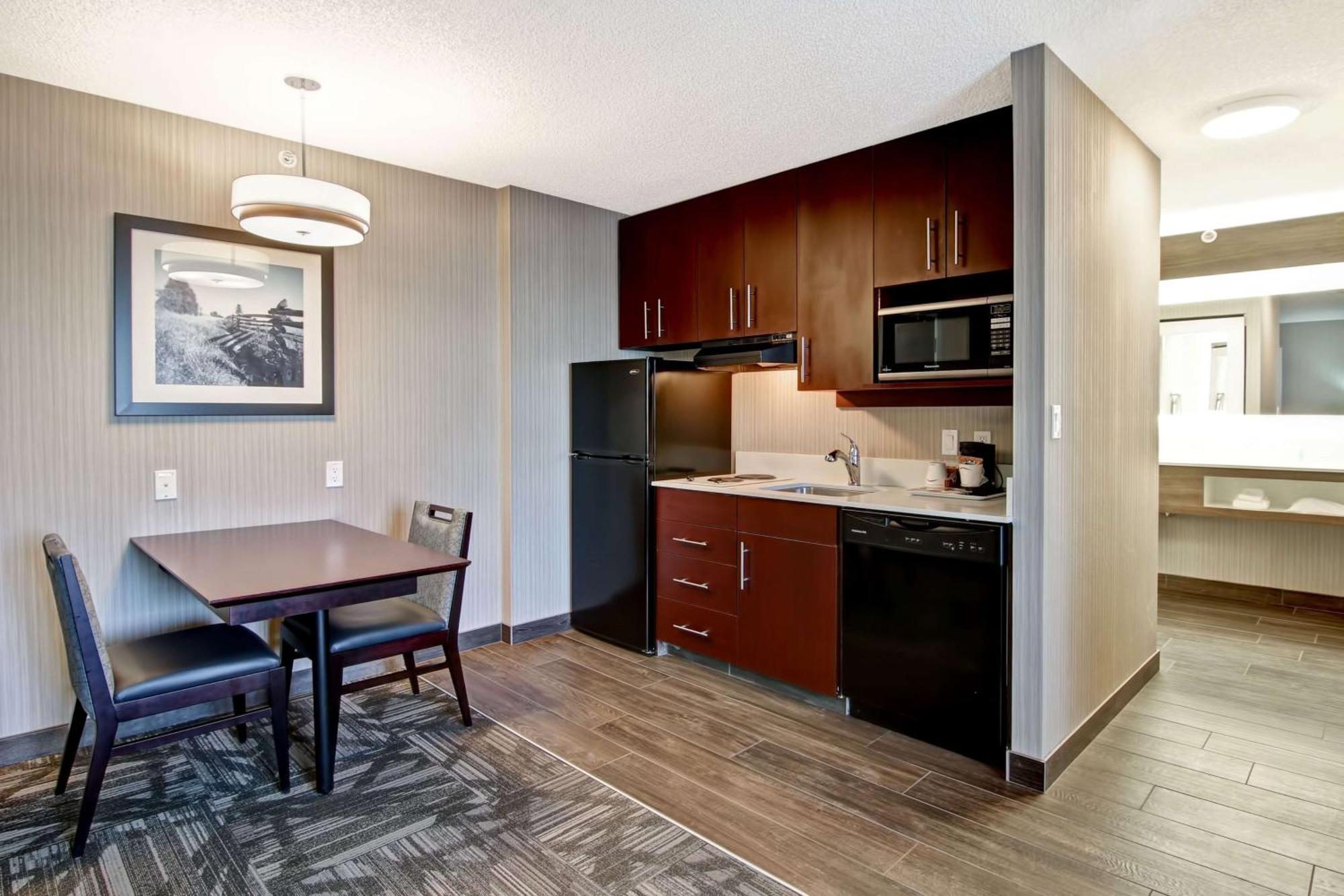 Hampton Inn & Suites By Hilton Calgary-Airport Екстериор снимка