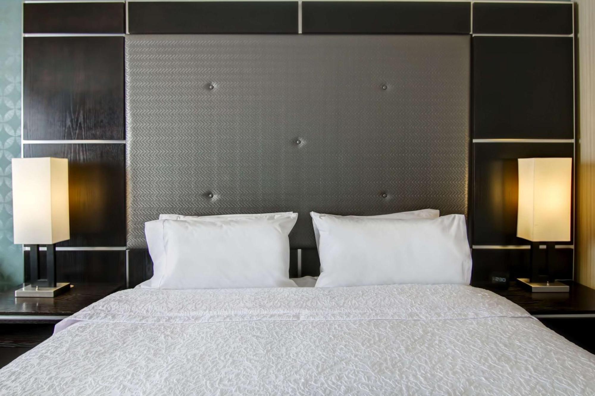 Hampton Inn & Suites By Hilton Calgary-Airport Екстериор снимка