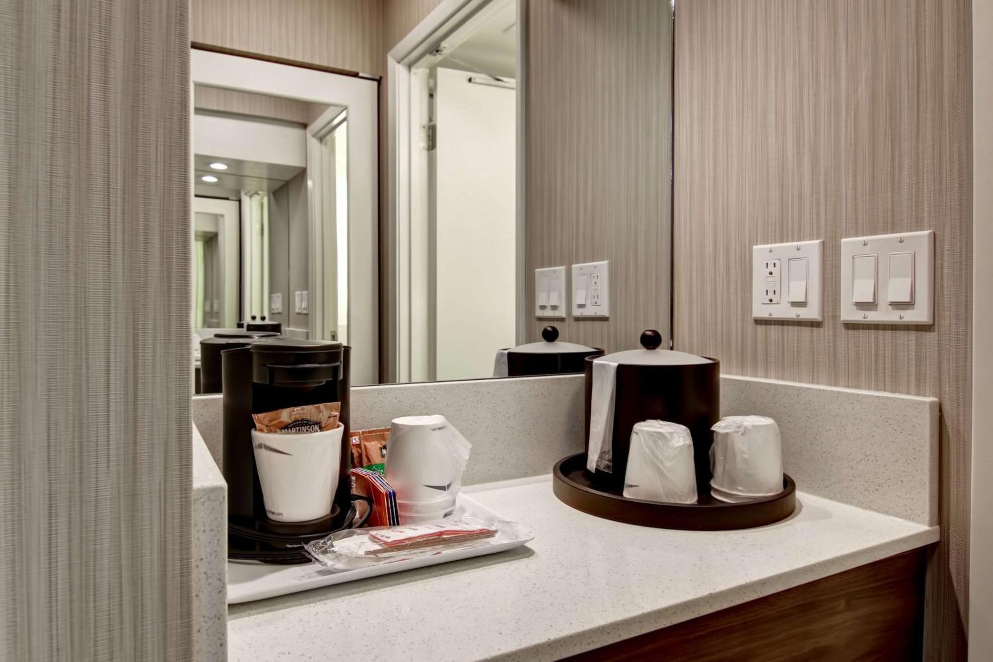 Hampton Inn & Suites By Hilton Calgary-Airport Екстериор снимка