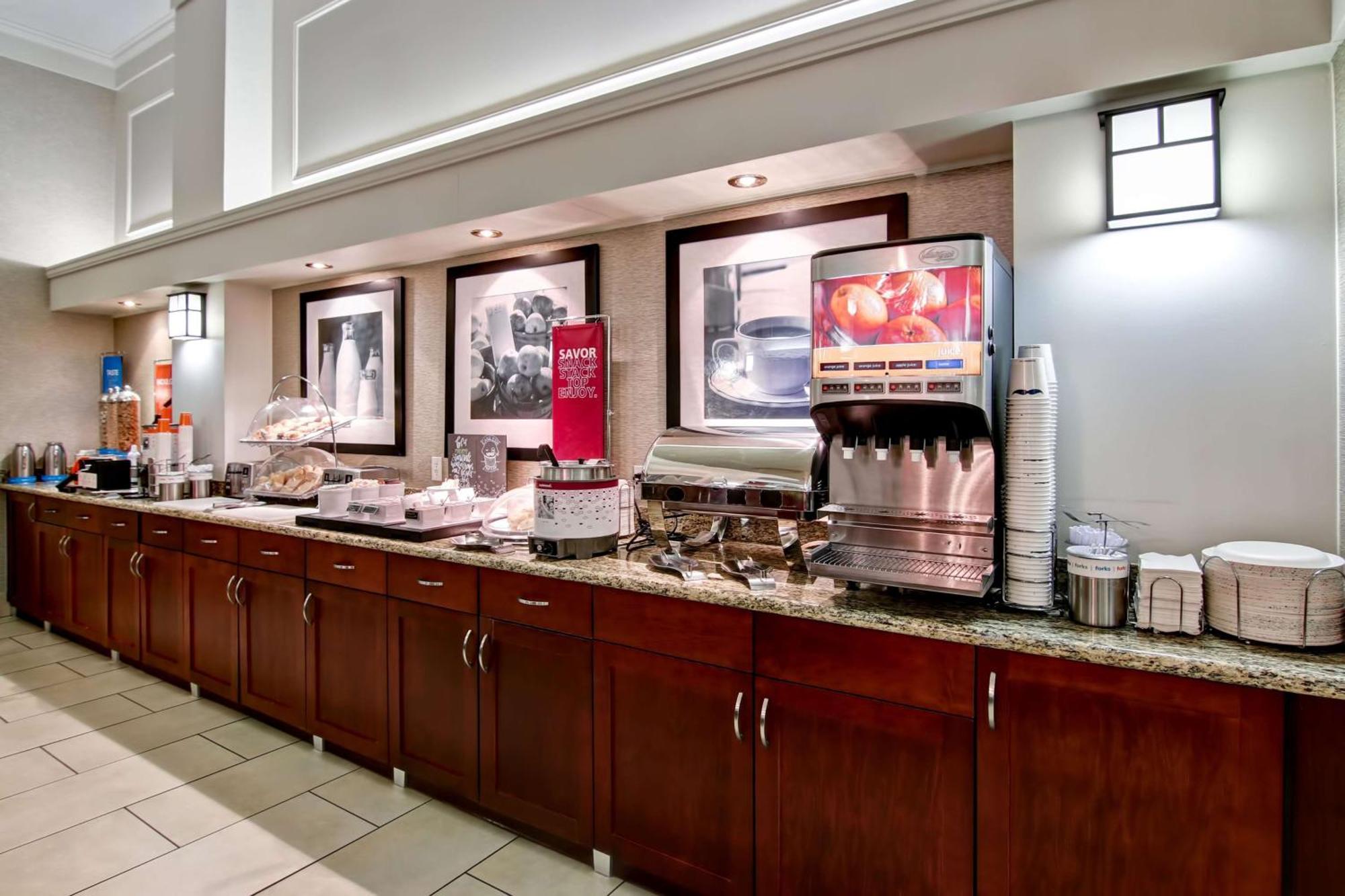 Hampton Inn & Suites By Hilton Calgary-Airport Екстериор снимка