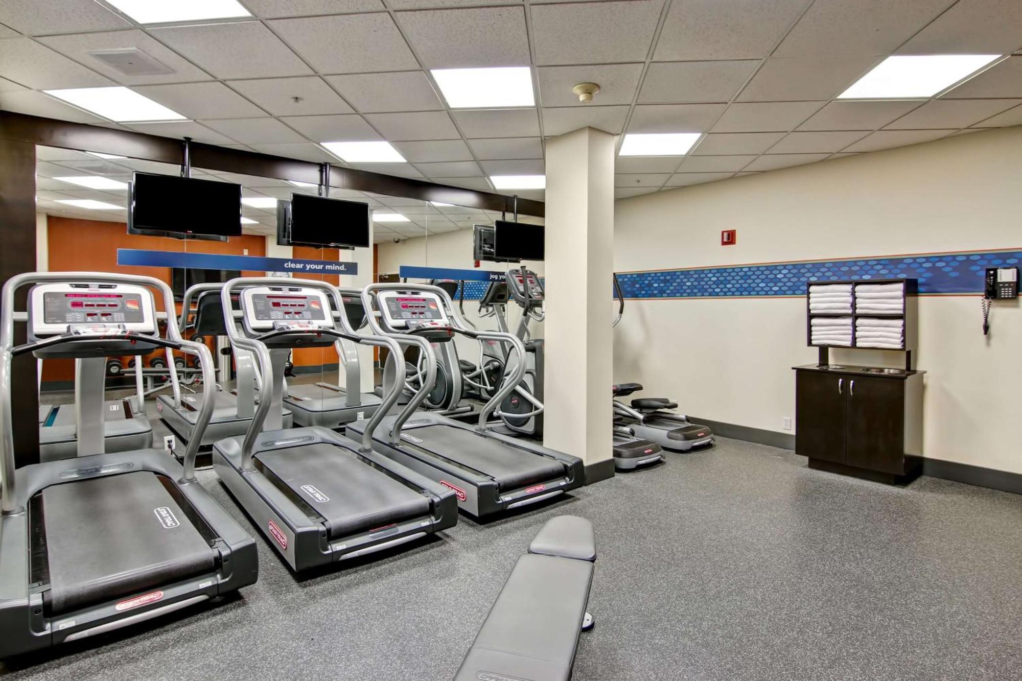 Hampton Inn & Suites By Hilton Calgary-Airport Екстериор снимка