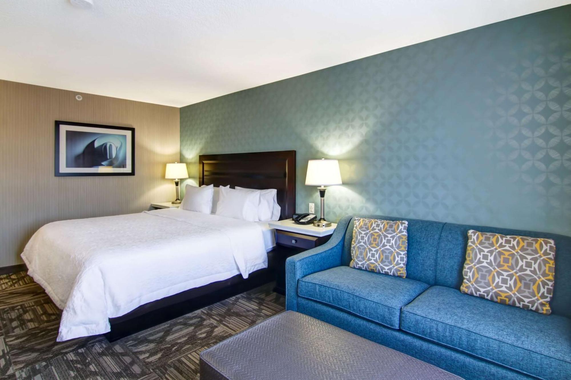 Hampton Inn & Suites By Hilton Calgary-Airport Екстериор снимка