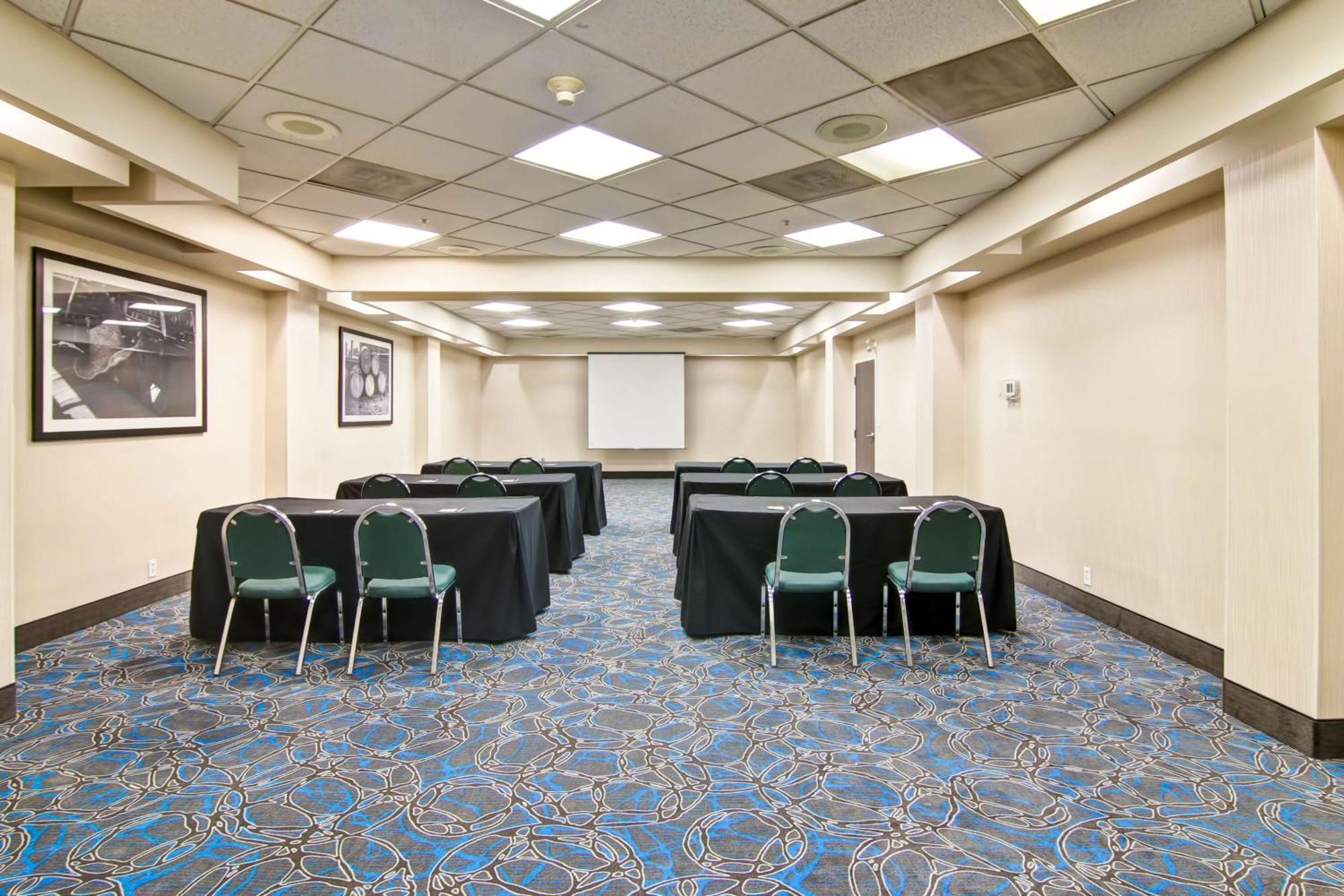 Hampton Inn & Suites By Hilton Calgary-Airport Екстериор снимка