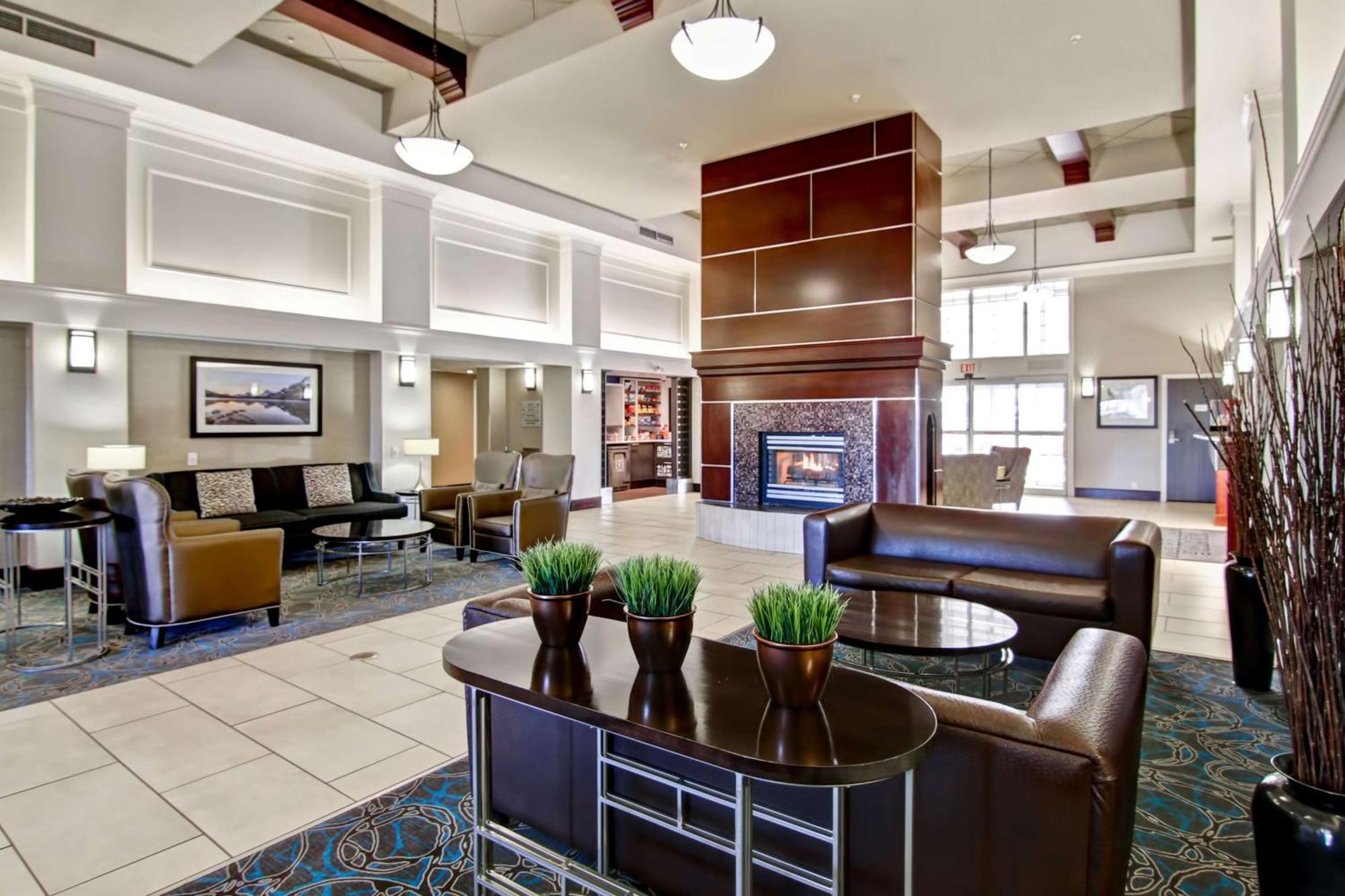 Hampton Inn & Suites By Hilton Calgary-Airport Екстериор снимка