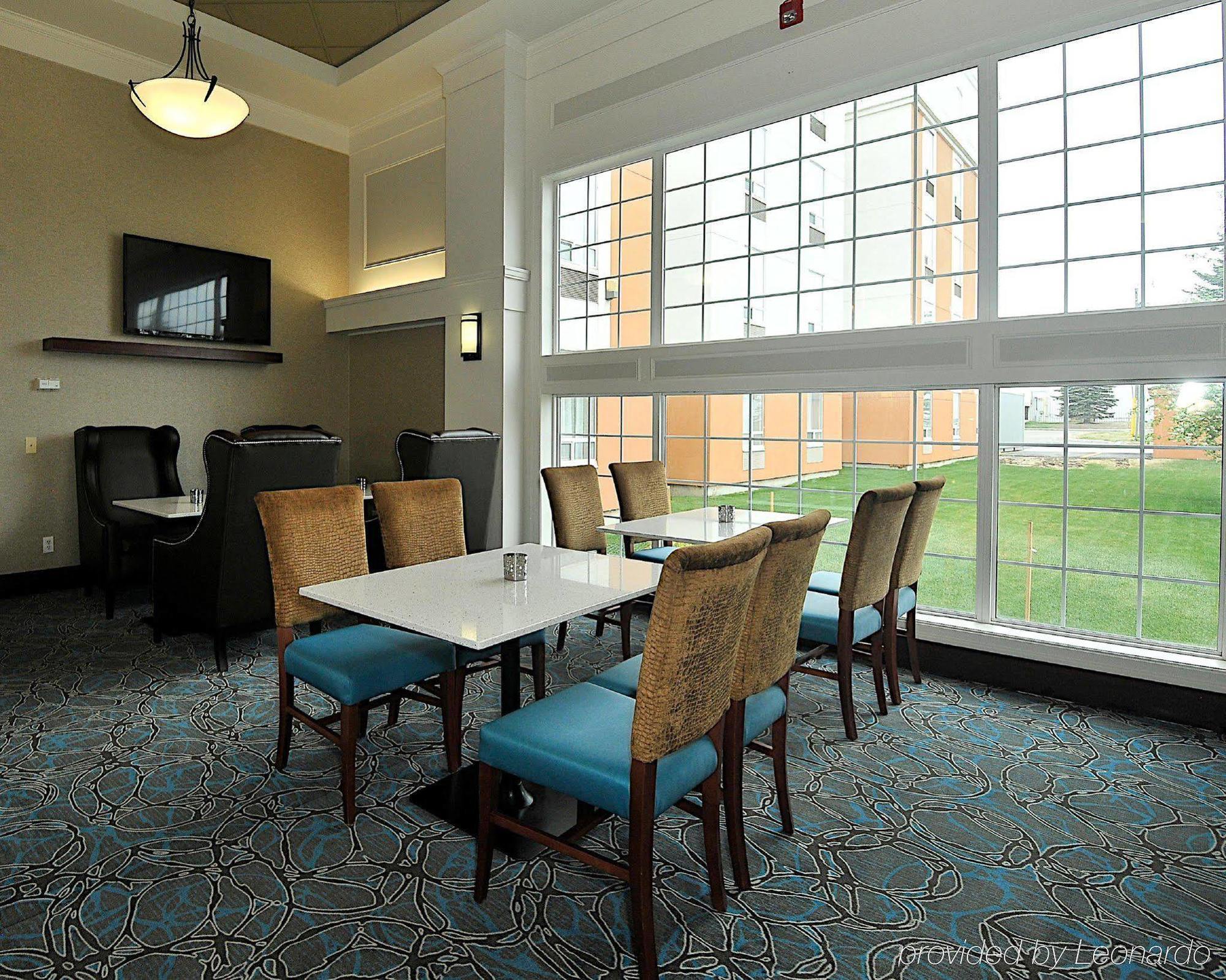 Hampton Inn & Suites By Hilton Calgary-Airport Екстериор снимка