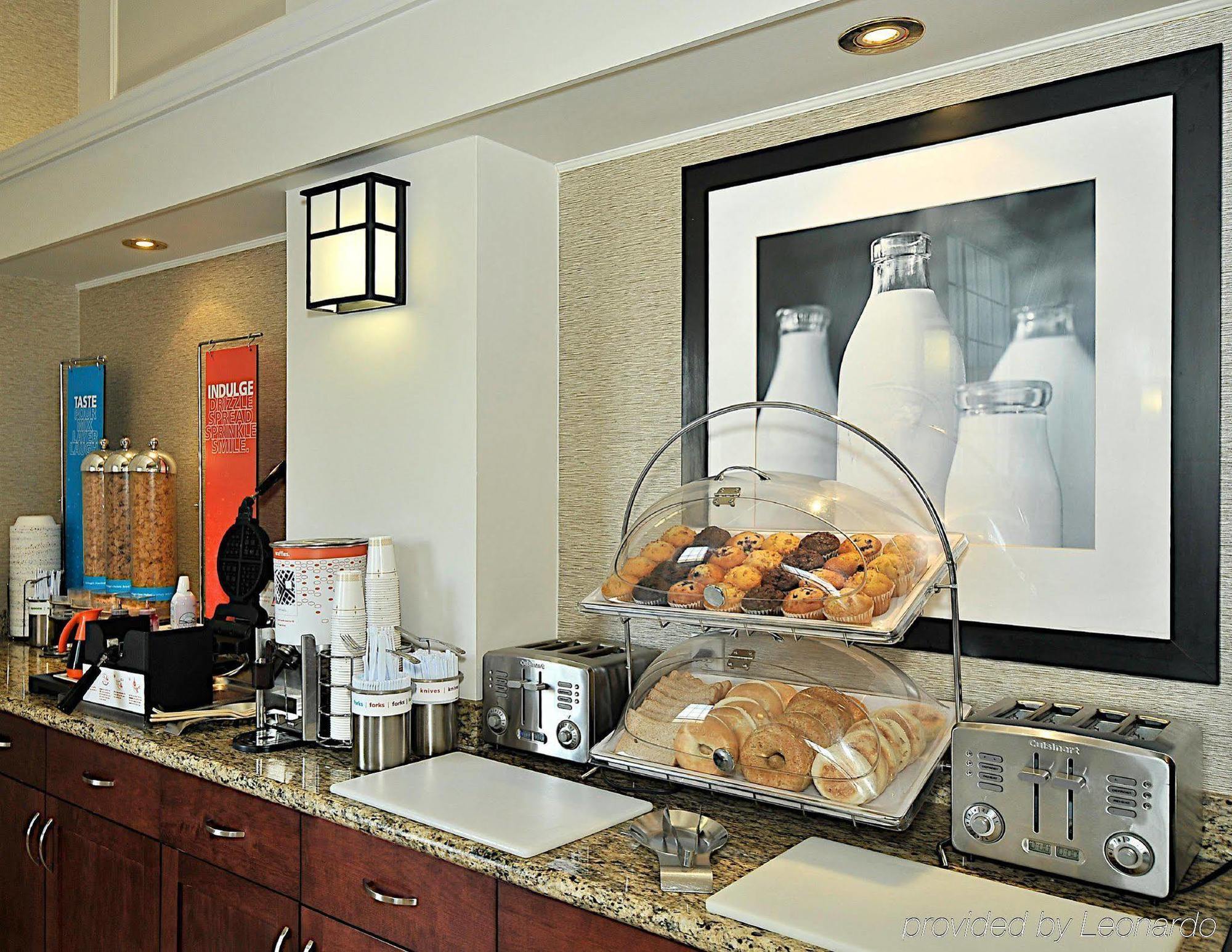 Hampton Inn & Suites By Hilton Calgary-Airport Екстериор снимка