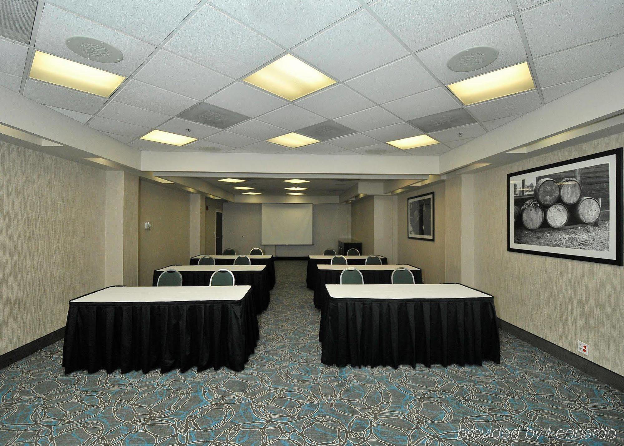 Hampton Inn & Suites By Hilton Calgary-Airport Екстериор снимка