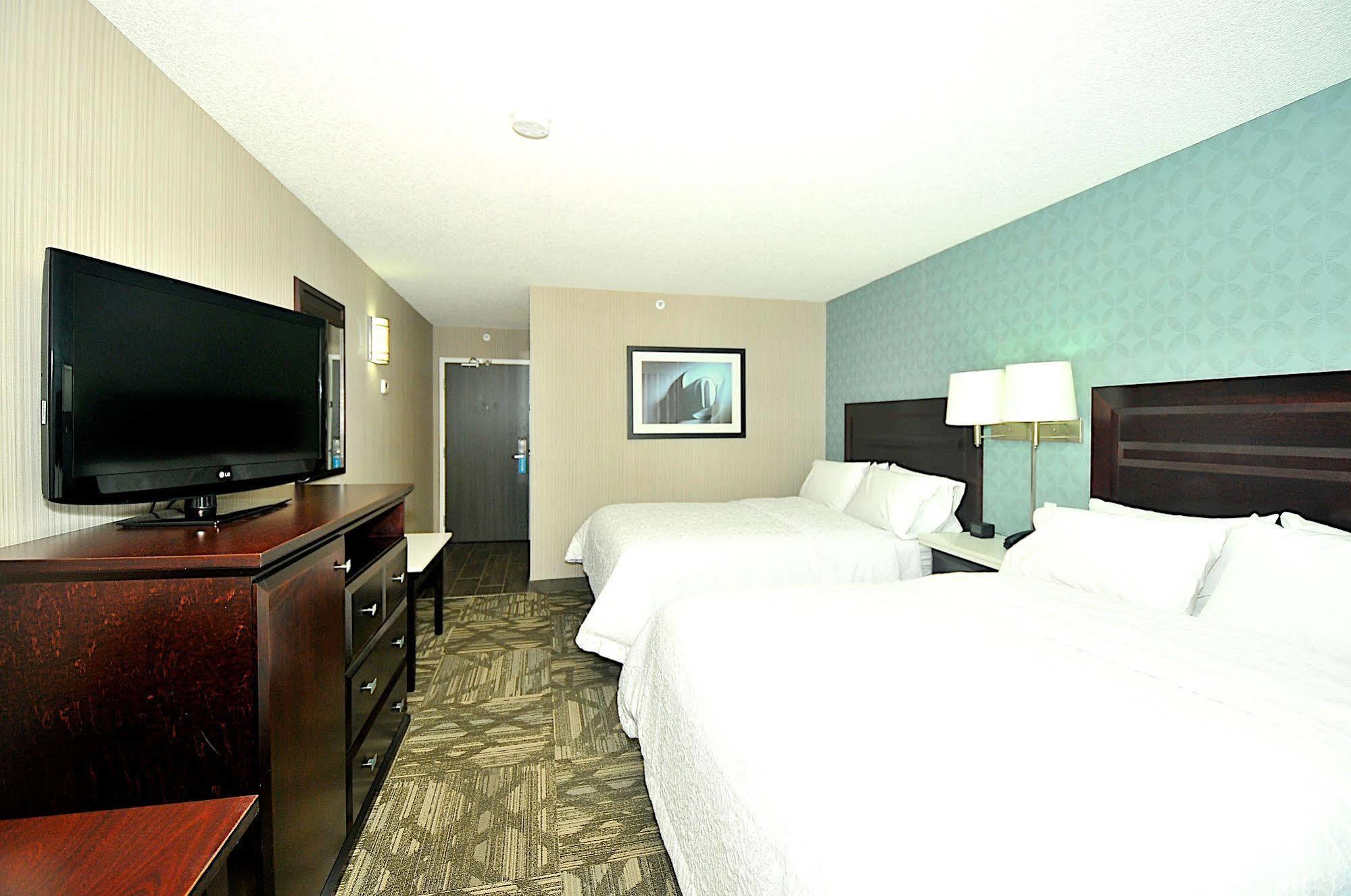 Hampton Inn & Suites By Hilton Calgary-Airport Екстериор снимка