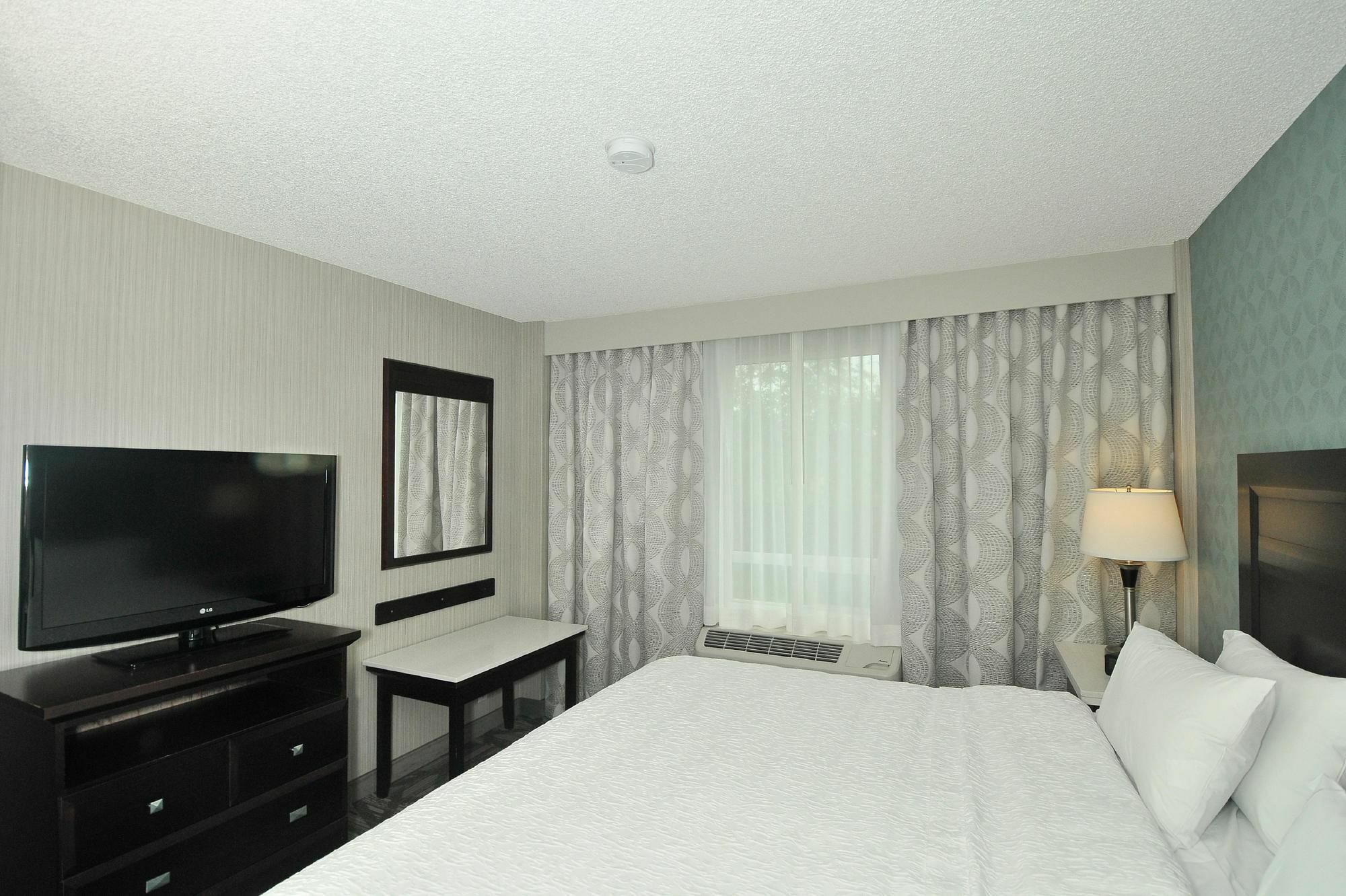 Hampton Inn & Suites By Hilton Calgary-Airport Екстериор снимка