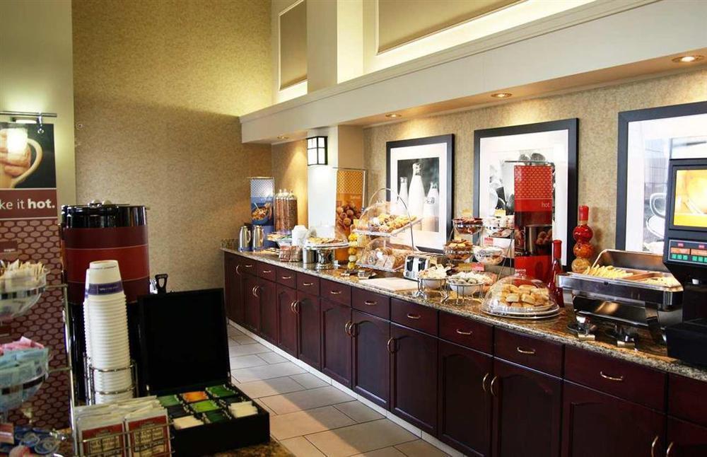 Hampton Inn & Suites By Hilton Calgary-Airport Ресторант снимка