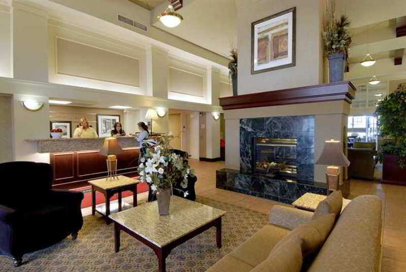 Hampton Inn & Suites By Hilton Calgary-Airport Интериор снимка